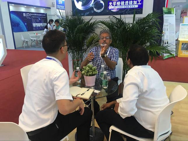 客戶在看納宏光電的濾光片產(chǎn)品 客戶在看納宏光電的濾光片產(chǎn)品