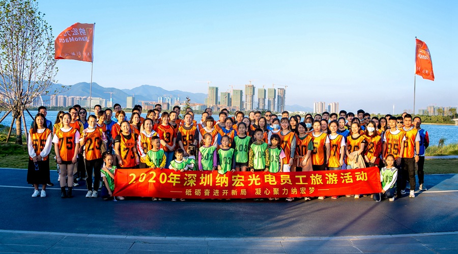 專業(yè)的濾光片生產(chǎn)員工合影留念 專業(yè)的濾光片生產(chǎn)員工合影留念