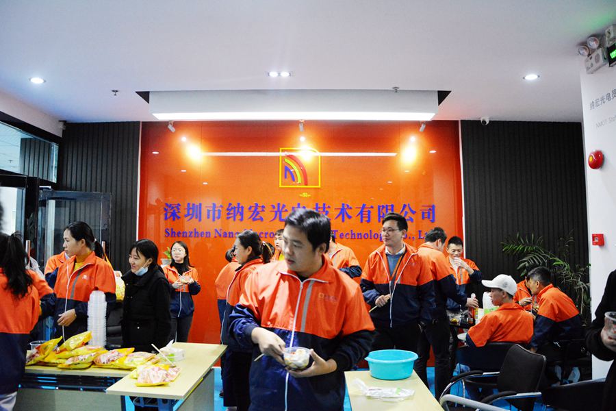 大家開(kāi)心的吃餃子 大家開(kāi)心的吃餃子